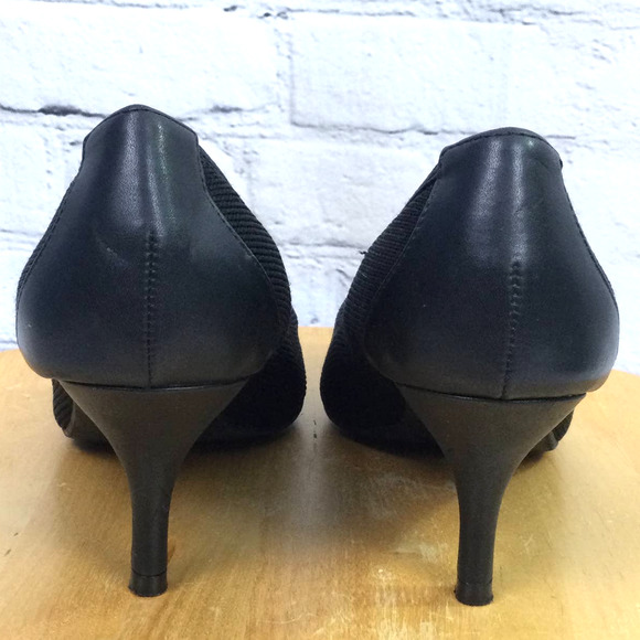 Tahari Tacey Women’s Textured Fabric Pointed Toe Heel Shoe Size 8M - Picture 8 of 14